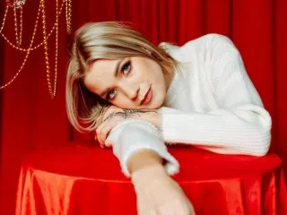 Alyonaqueenn – webcam model profile photo