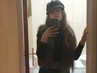 SARA32 – webcam model profile photo