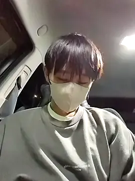 zui_lu – webcam model profile photo Image 4