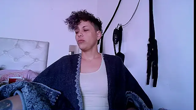 LauCamila – webcam model profile photo Image 6