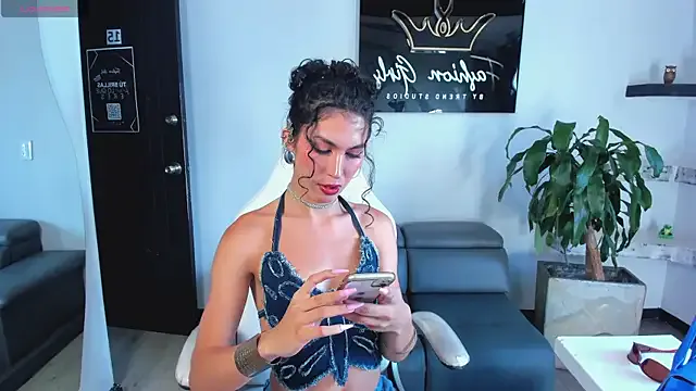 SexyMona – webcam model profile photo Image 6