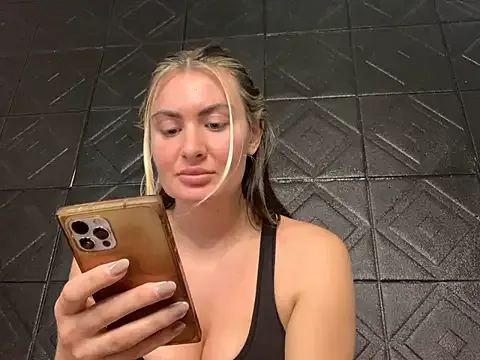 EMYILIA – webcam model profile photo Image 5