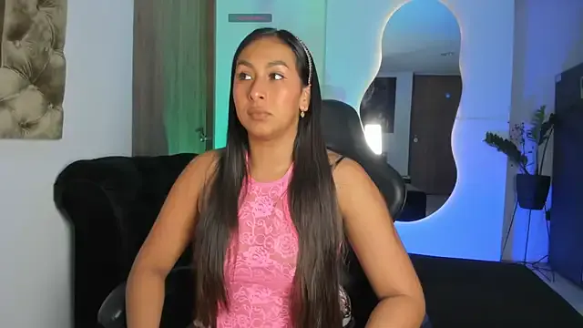 Noya – webcam model profile photo Image 9