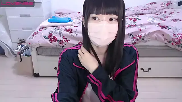 LT-333 – webcam model profile photo Image 16