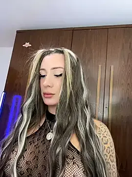 LT-333 – webcam model profile photo Image 18