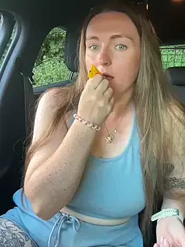 KatieeGomez – webcam model profile photo Image 7