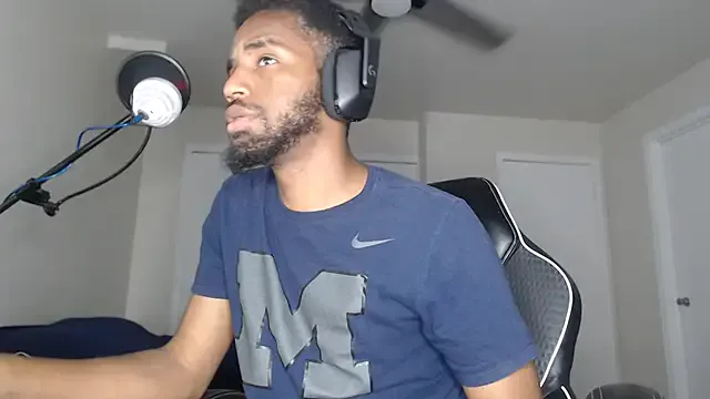 LittleMissEeve – webcam model profile photo Image 4