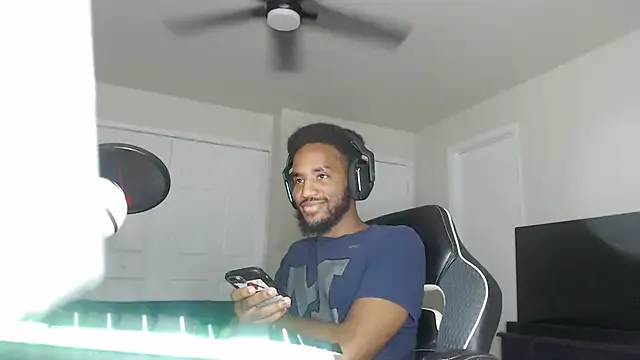 LittleMissEeve – webcam model profile photo Image 8