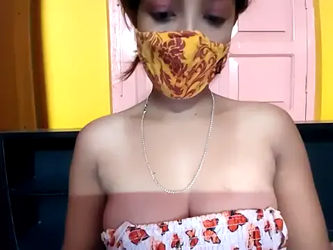 CarolinePaige – webcam model profile photo Image 12