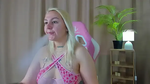 Cindy2SuckNow – webcam model profile photo Image 4