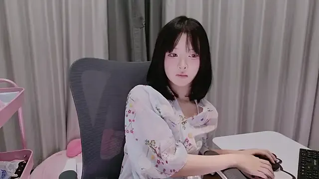 LucianaCas – webcam model profile photo Image 6