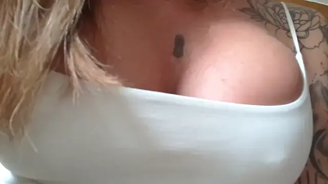 LucySkyvy – webcam model profile photo Image 4