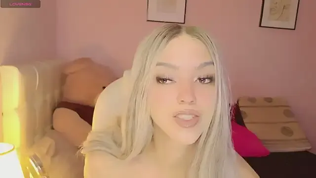 NikaVarga – webcam model profile photo Image 4