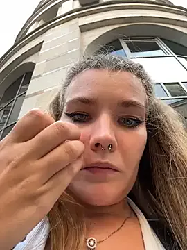 LaytonBox – webcam model profile photo Image 6