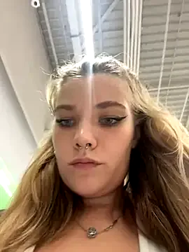 LaytonBox – webcam model profile photo Image 7