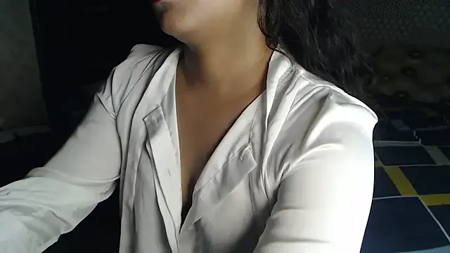 LauCamila – webcam model profile photo Image 8