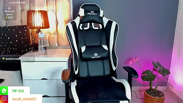 EmiliaCatalina – webcam model profile photo Image 4