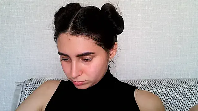 LauCamila – webcam model profile photo Image 3