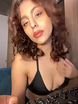 Cumonmme – webcam model profile photo Image 8