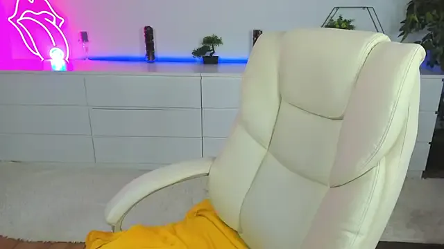 PocketSizeOliviaLive webcam show Image 8