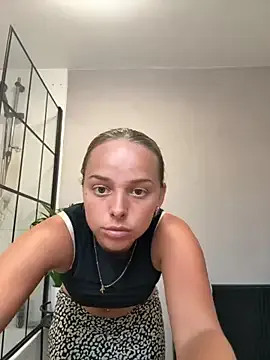 Latinadulcemami – webcam model profile photo Image 3