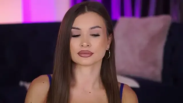 Red_Lola – webcam model profile photo Image 2