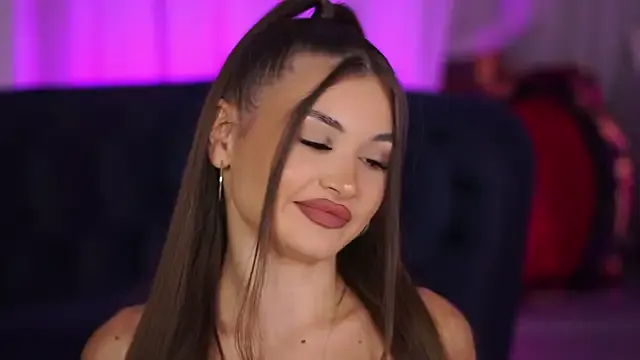 Red_Lola – webcam model profile photo Image 4