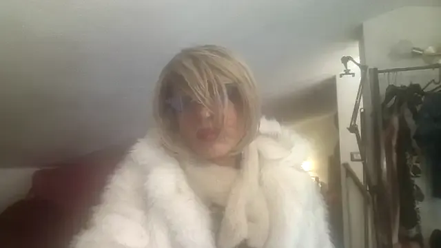 SUZU_1201 webcam show Image 3