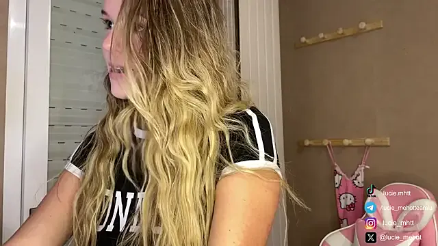 lovehollyann webcam show Image 14