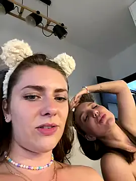 EMYILIA – webcam model profile photo Image 4