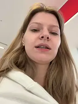 LucianaCas – webcam model profile photo Image 13