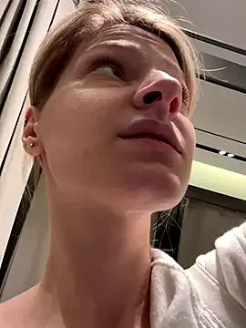 LucianaCas – webcam model profile photo Image 14