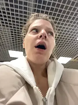 LucianaCas – webcam model profile photo Image 15