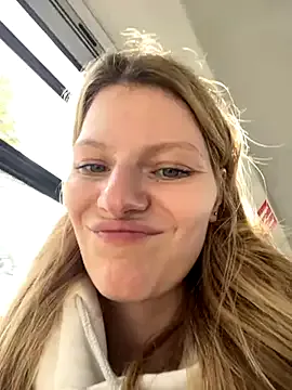 LucianaCas – webcam model profile photo Image 18