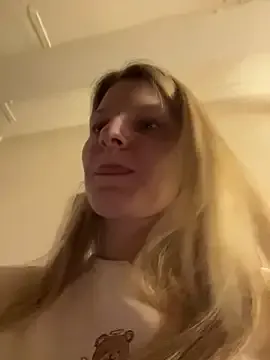 LucianaCas – webcam model profile photo Image 19