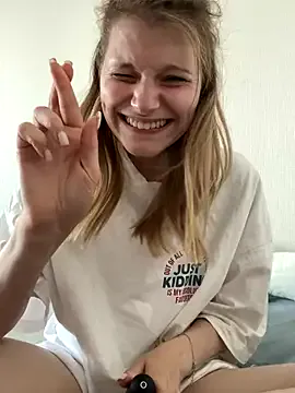 LucianaCas – webcam model profile photo Image 2