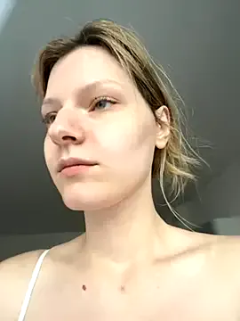 LucianaCas – webcam model profile photo Image 7