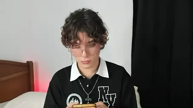 Red_Lola – webcam model profile photo Image 2