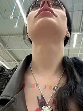 LT-333 – webcam model profile photo Image 12