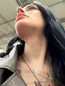 LT-333 – webcam model profile photo Image 15