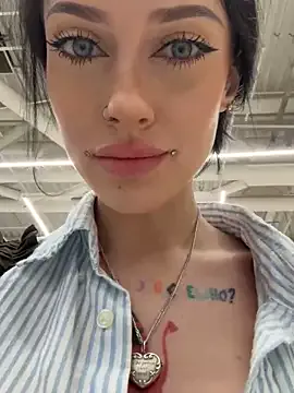 LT-333 – webcam model profile photo Image 19