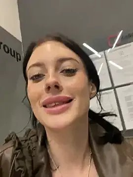 LT-333 – webcam model profile photo Image 5