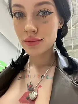 LT-333 – webcam model profile photo Image 6