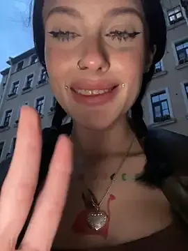 LT-333 – webcam model profile photo Image 7