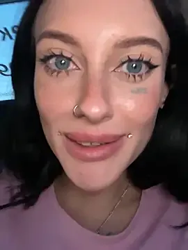 LT-333 – webcam model profile photo Image 9