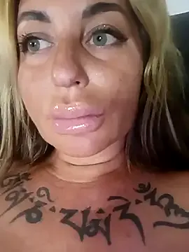 AmiiraSkky – webcam model profile photo Image 3