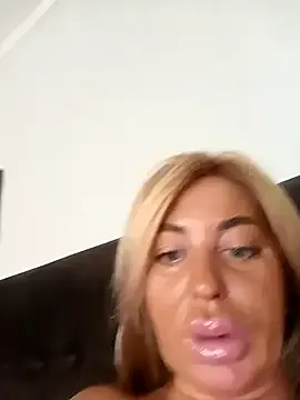 AmiiraSkky – webcam model profile photo Image 7