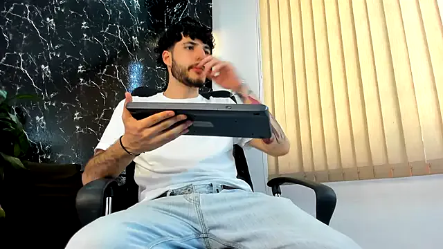 19xTHAxGOD – webcam model profile photo Image 2