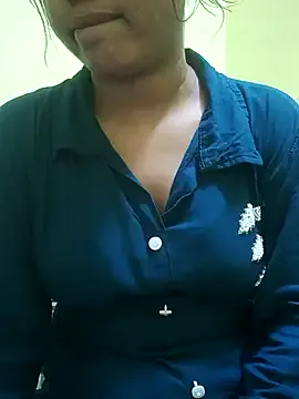 realreinaperez111 – webcam model profile photo Image 4