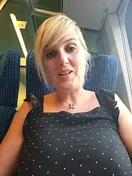 LauCamila – webcam model profile photo Image 7